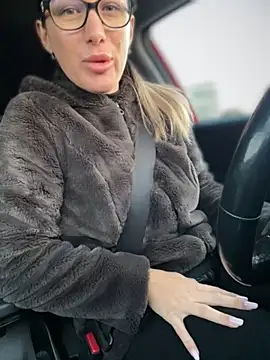 Snapshot of HotXMom chatting on 09-28-25, 04:07 HotXMom online show from 09-28-25, 04:07