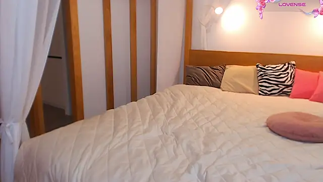 Snapshot of Magic_Eyes__ chatting on 10-07-25, 02:42 Magic Eyes online show from 10-07-25, 02:42