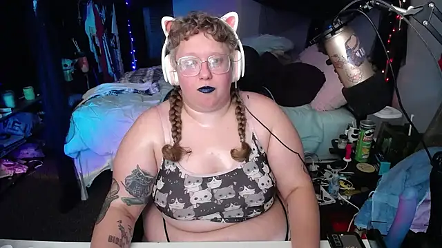 Snapshot of FatVeronica chatting on 01-11-25, 04:38 FatVeronica online show from 01-11-25, 04:38