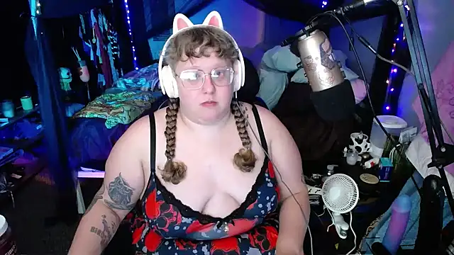 Snapshot of FatVeronica chatting on 01-27-25, 03:26 FatVeronica online show from 01-27-25, 03:26