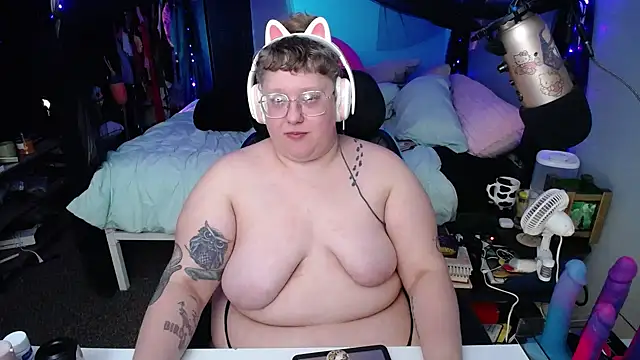 Snapshot of FatVeronica chatting on 03-11-25, 01:37 FatVeronica online show from 03-11-25, 01:37