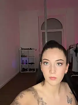 Snapshot of Sugarlina chatting on 02-15-25, 10:31 Sugarlina online show from 02-15-25, 10:31