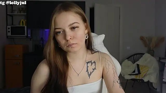 Snapshot of doll_lol_ chatting on 10-13-25, 03:12 doll lol online show from 10-13-25, 03:12