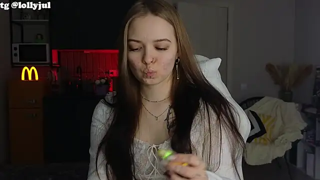 Snapshot of doll_lol_ chatting on 10-15-25, 06:08 doll lol online show from 10-15-25, 06:08