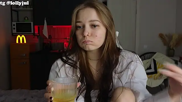 Snapshot of doll_lol_ chatting on 10-22-25, 05:45 doll lol online show from 10-22-25, 05:45