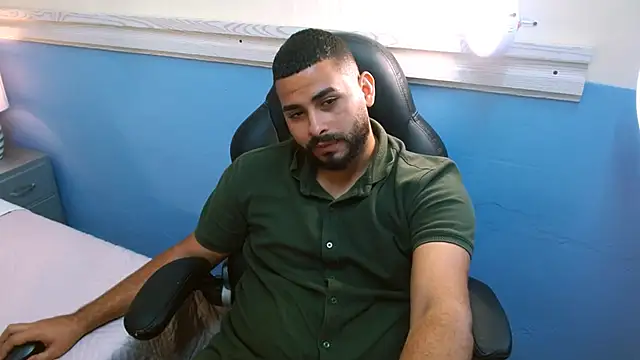 Snapshot of Juliana_And_Dave chatting on 03-07-25, 06:33 Juliana And Dave online show from 03-07-25, 06:33