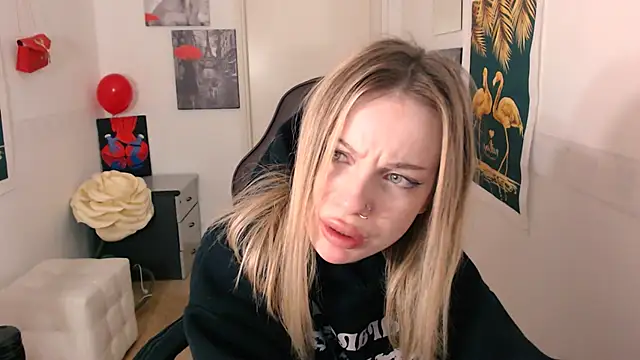 Snapshot of HeyDoraa chatting on 12-04-24, 01:42 HeyDoraa online show from 12-04-24, 01:42