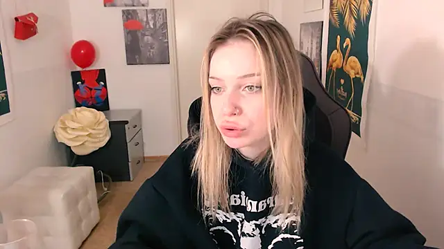 Snapshot of HeyDoraa chatting on 12-04-24, 04:49 HeyDoraa online show from 12-04-24, 04:49