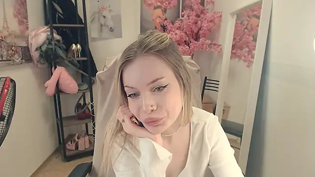 Snapshot of HeyDoraa chatting on 12-06-24, 04:49 HeyDoraa online show from 12-06-24, 04:49