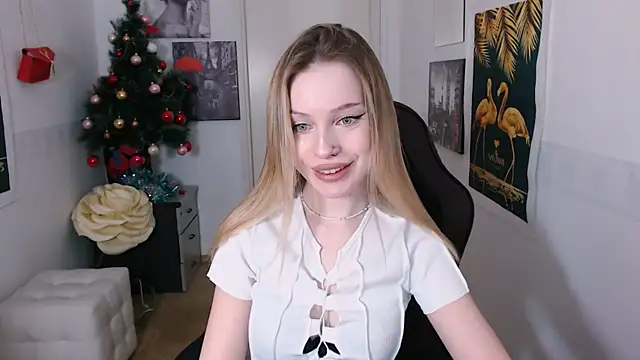 Snapshot of HeyDoraa chatting on 12-19-24, 03:08 HeyDoraa online show from 12-19-24, 03:08