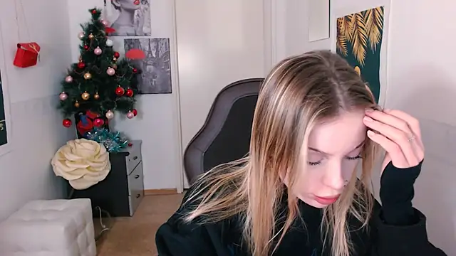 Snapshot of HeyDoraa chatting on 12-21-24, 03:20 HeyDoraa online show from 12-21-24, 03:20