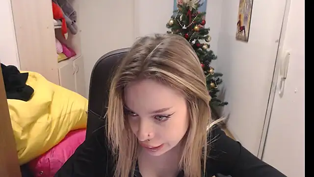 Snapshot of HeyDoraa chatting on 01-10-25, 04:51 HeyDoraa online show from 01-10-25, 04:51