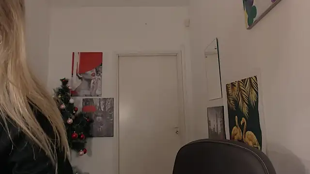 Snapshot of HeyDoraa chatting on 01-19-25, 03:21 HeyDoraa online show from 01-19-25, 03:21