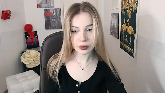 Snapshot of HeyDoraa chatting on 01-31-25, 01:45 HeyDoraa online show from 01-31-25, 01:45