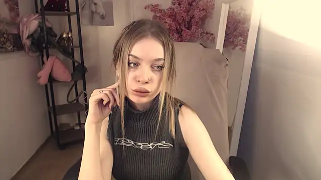 Snapshot of HeyDoraa chatting on 02-13-25, 11:17 HeyDoraa online show from 02-13-25, 11:17