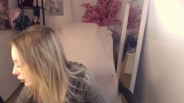 Snapshot of HeyDoraa chatting on 03-01-25, 02:23 HeyDoraa online show from 03-01-25, 02:23