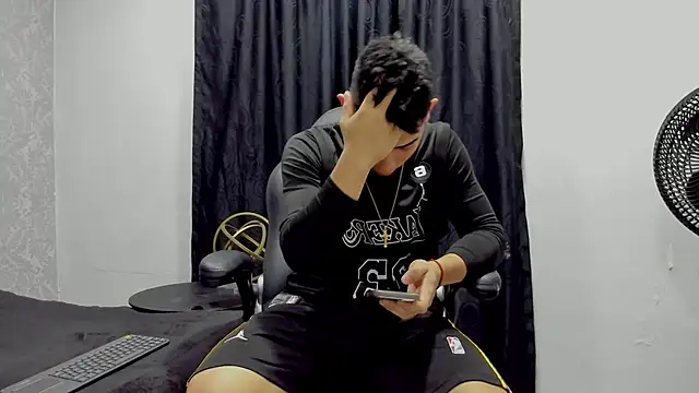 Snapshot of andrew_rose_ chatting on 12-26-24, 03:42 andrew rose online show from 12-26-24, 03:42