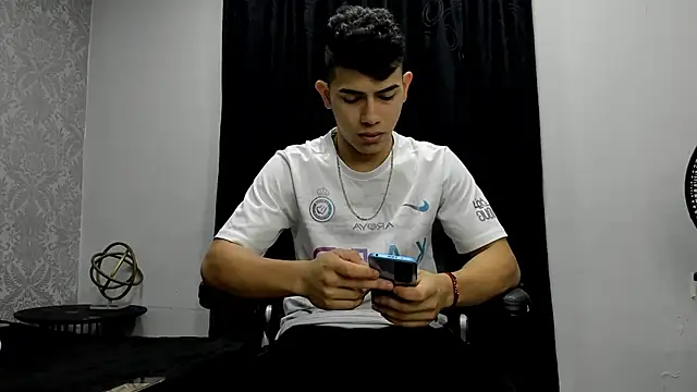 andrew rose  online show from 12-30-24, 01:47