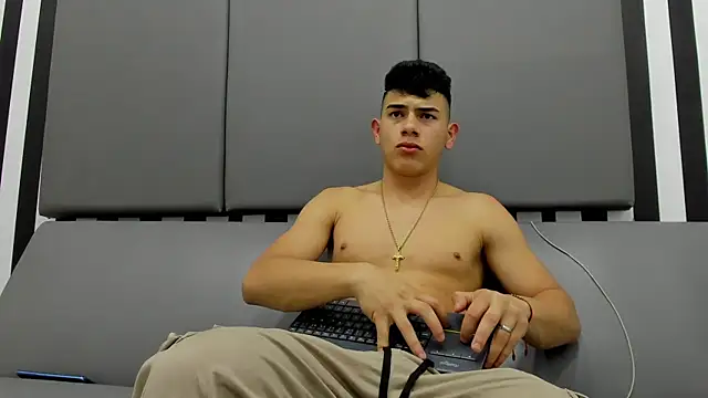 Snapshot of andrew_rose_ chatting on 01-10-25, 12:15 andrew rose online show from 01-10-25, 12:15