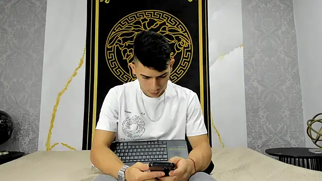 Snapshot of andrew_rose_ chatting on 01-11-25, 03:09 andrew rose online show from 01-11-25, 03:09