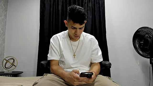 Snapshot of andrew_rose_ chatting on 01-13-25, 02:21 andrew rose online show from 01-13-25, 02:21