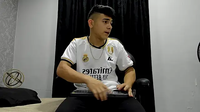 Snapshot of andrew_rose_ chatting on 01-16-25, 08:25 andrew rose online show from 01-16-25, 08:25