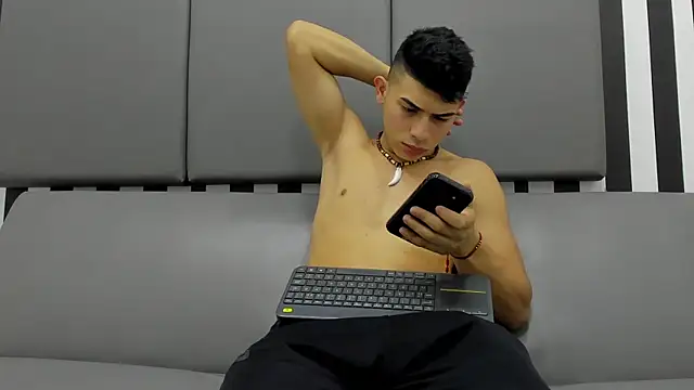 Snapshot of andrew_rose_ chatting on 01-18-25, 07:58 andrew rose online show from 01-18-25, 07:58