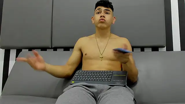 Snapshot of andrew_rose_ chatting on 01-29-25, 03:33 andrew rose online show from 01-29-25, 03:33