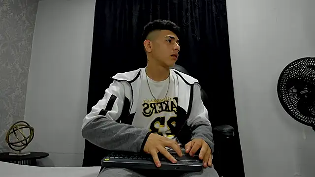 Snapshot of andrew_rose_ chatting on 02-13-25, 03:39 andrew rose online show from 02-13-25, 03:39