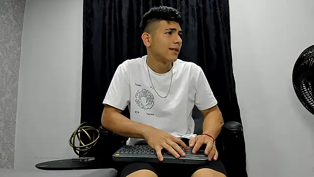 Snapshot of andrew_rose_ chatting on 02-15-25, 02:44 andrew rose online show from 02-15-25, 02:44