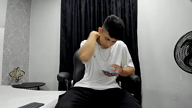 Snapshot of andrew_rose_ chatting on 02-17-25, 03:36 andrew rose online show from 02-17-25, 03:36