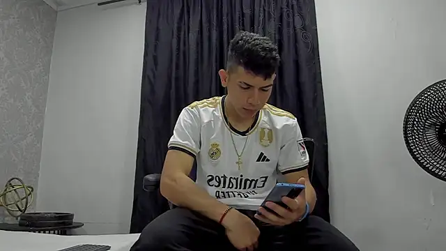 Snapshot of andrew_rose_ chatting on 02-26-25, 03:19 andrew rose online show from 02-26-25, 03:19