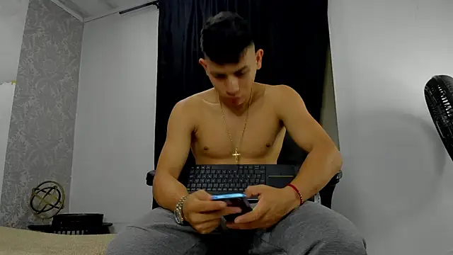 Snapshot of andrew_rose_ chatting on 03-07-25, 03:29 andrew rose online show from 03-07-25, 03:29