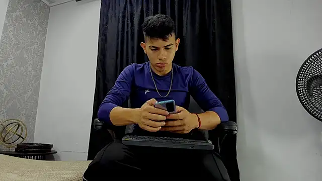 Snapshot of andrew_rose_ chatting on 03-12-25, 01:08 andrew rose online show from 03-12-25, 01:08