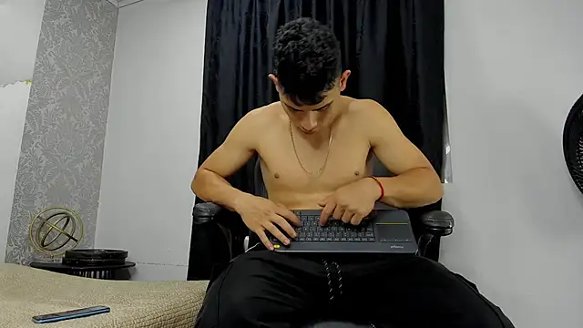 Snapshot of andrew_rose_ chatting on 03-13-25, 03:44 andrew rose online show from 03-13-25, 03:44