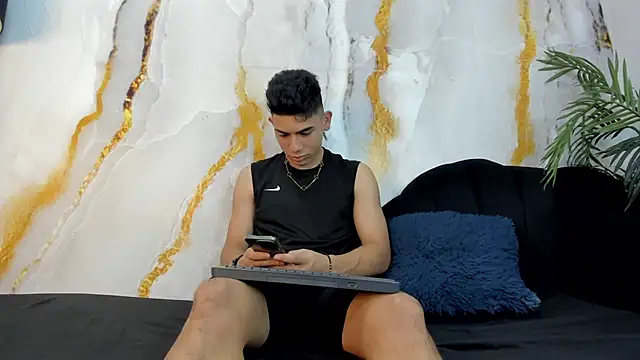 Snapshot of andrew_rose_ chatting on 10-04-25, 03:21 andrew rose online show from 10-04-25, 03:21