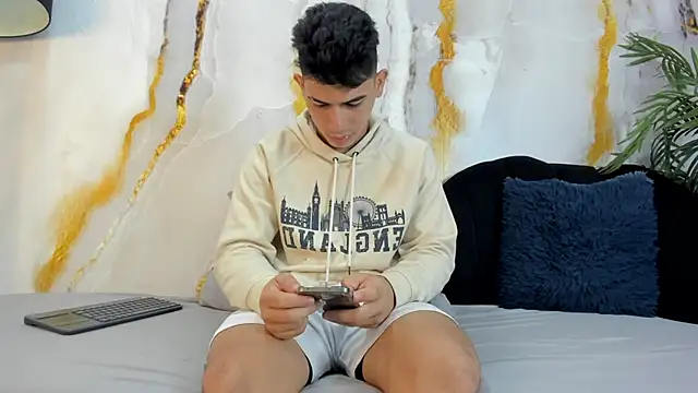 andrew rose  online show from 10-06-25, 04:04