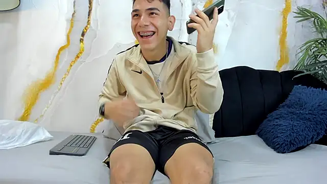 Snapshot of andrew_rose_ chatting on 10-07-25, 02:47 andrew rose online show from 10-07-25, 02:47