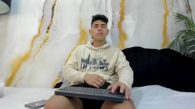 Snapshot of andrew_rose_ chatting on 10-11-25, 03:21 andrew rose online show from 10-11-25, 03:21