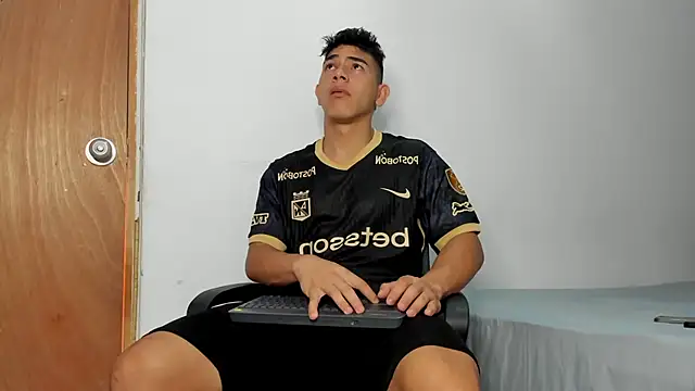 Snapshot of andrew_rose_ chatting on 11-20-25, 04:18 andrew rose online show from 11-20-25, 04:18