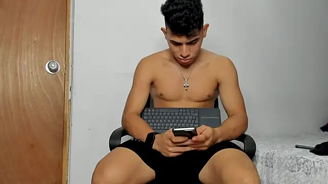 Snapshot of andrew_rose_ chatting on 12-13-25, 07:53 andrew rose online show from 12-13-25, 07:53