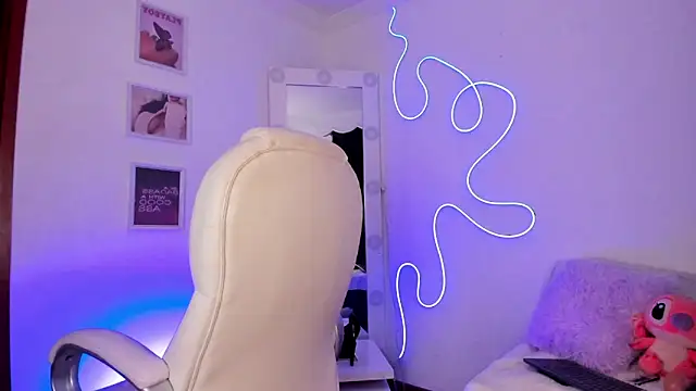 Snapshot of JulietaBomGV chatting on 03-19-25, 11:47 JulietaBomGV online show from 03-19-25, 11:47