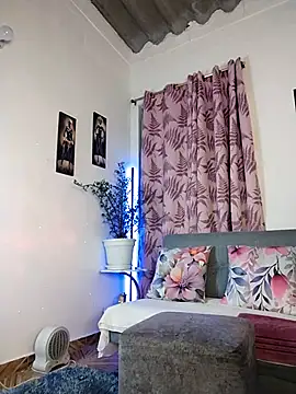 Charlotte Bayron online show from 03-10-25, 12:51