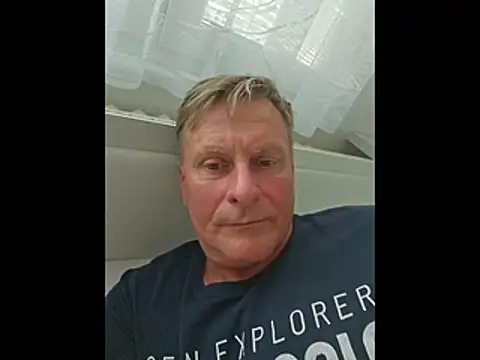 Snapshot of johnnym1 chatting on 03-31-26, 01:22 johnnym1 online show from 03-31-26, 01:22