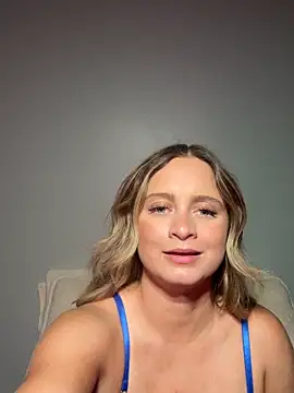 Snapshot of Sophie_Raegan chatting on 10-28-25, 01:03 Sophie Raegan online show from 10-28-25, 01:03