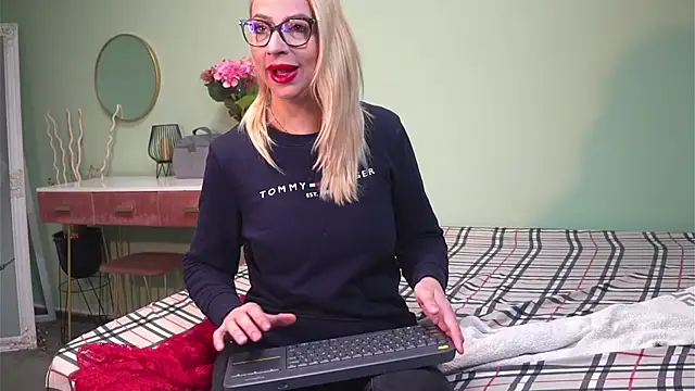 CelineConner online show from 01-17-25, 08:13