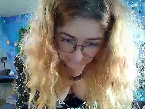 Snapshot of Helen1974 chatting on 01-05-25, 12:10 Helen1974 online show from 01-05-25, 12:10