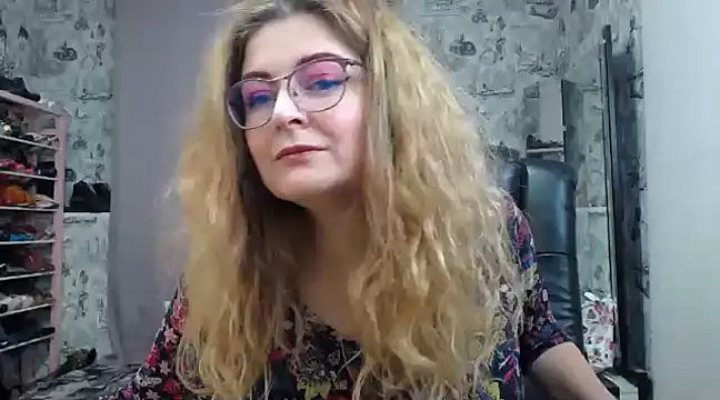 Snapshot of Helen1974 chatting on 02-08-25, 09:15 Helen1974 online show from 02-08-25, 09:15