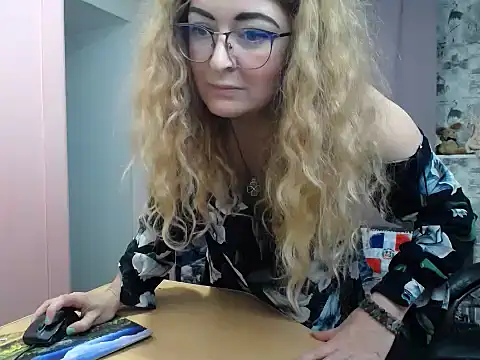 Snapshot of Helen1974 chatting on 03-05-25, 05:18 Helen1974 online show from 03-05-25, 05:18