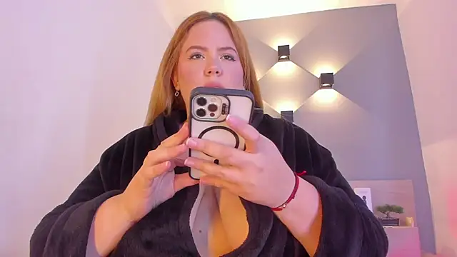 Snapshot of sophiarossee_ chatting on 01-28-25, 06:28 sophiarossee online show from 01-28-25, 06:28